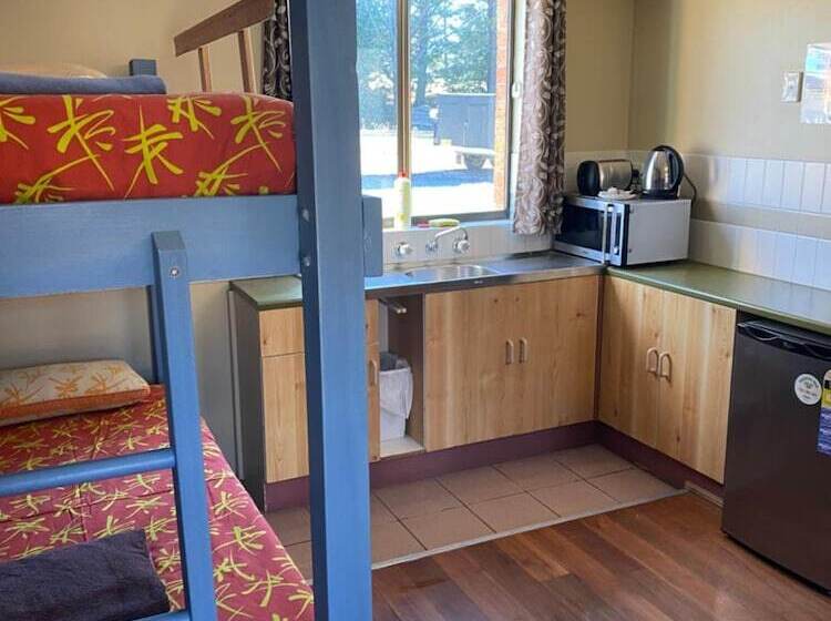 Snow Gate Motel And Apartments