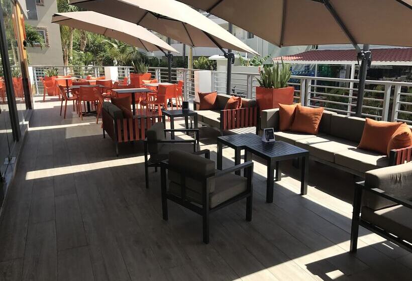 酒店 Ducassi Suites Rooftop Pool Beach Club & Spa