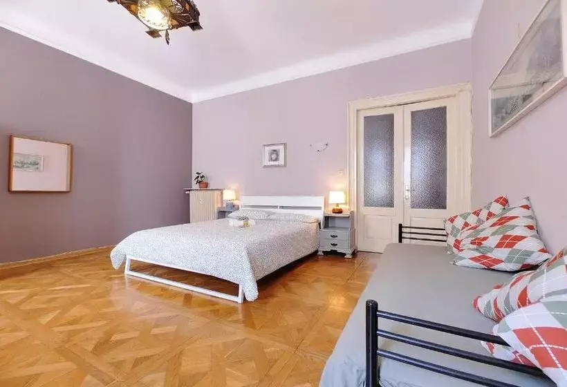 B7 Hostal