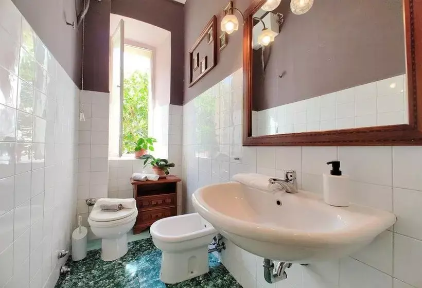 B7 Hostal