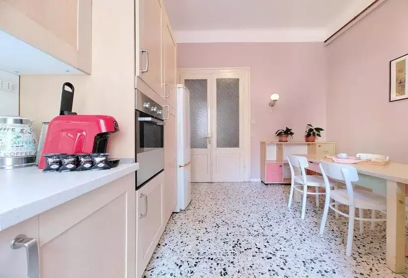 B7 Hostal