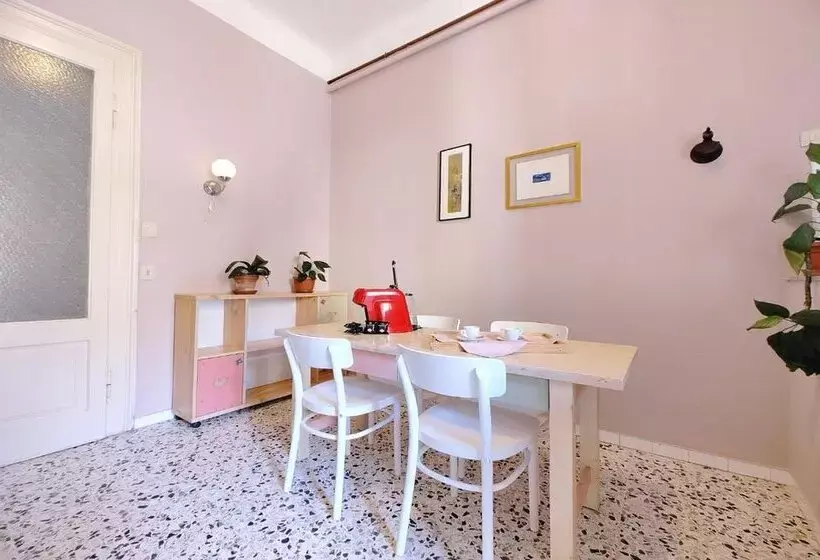 B7 Hostal