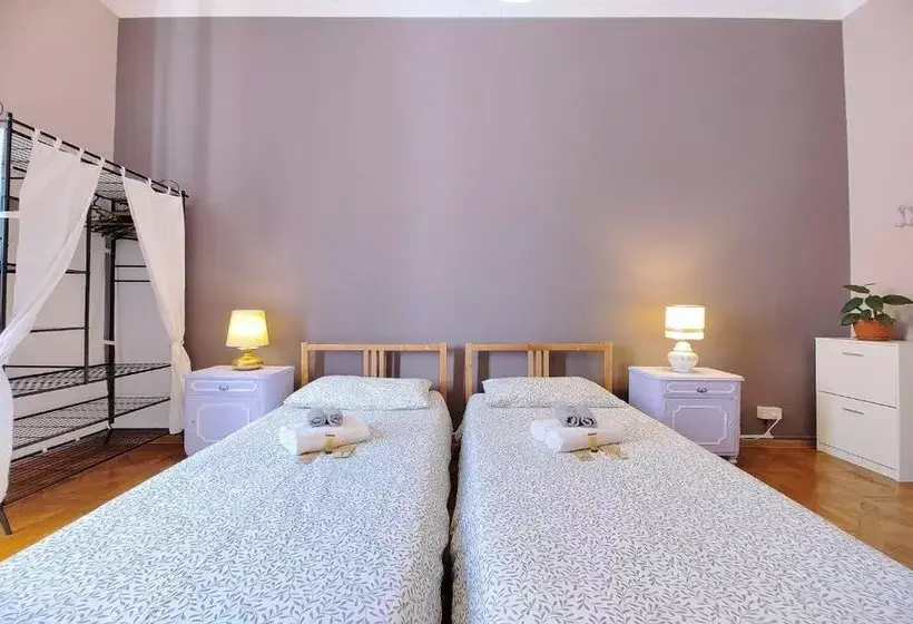 B7 Hostal