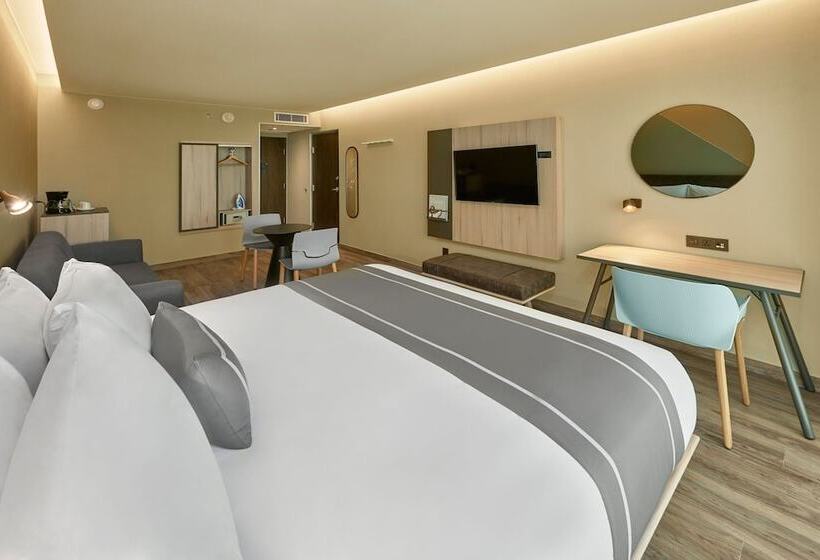 Отель City Express Plus By Marriott Cancun Aeropuerto Riviera