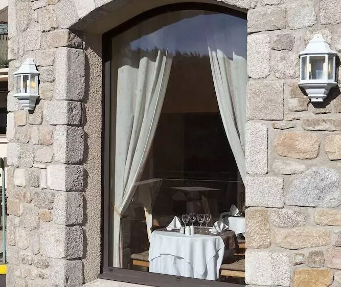 Hotelli Logis Hôtel Des Sapins