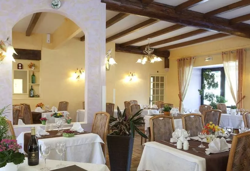 Hotelli Logis Hôtel Des Sapins