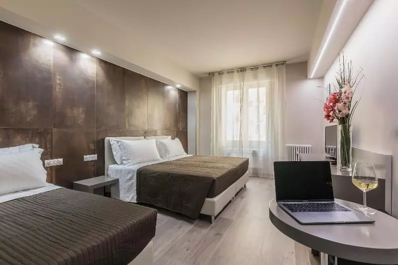 هتل Astoria Deluxe Rooms
