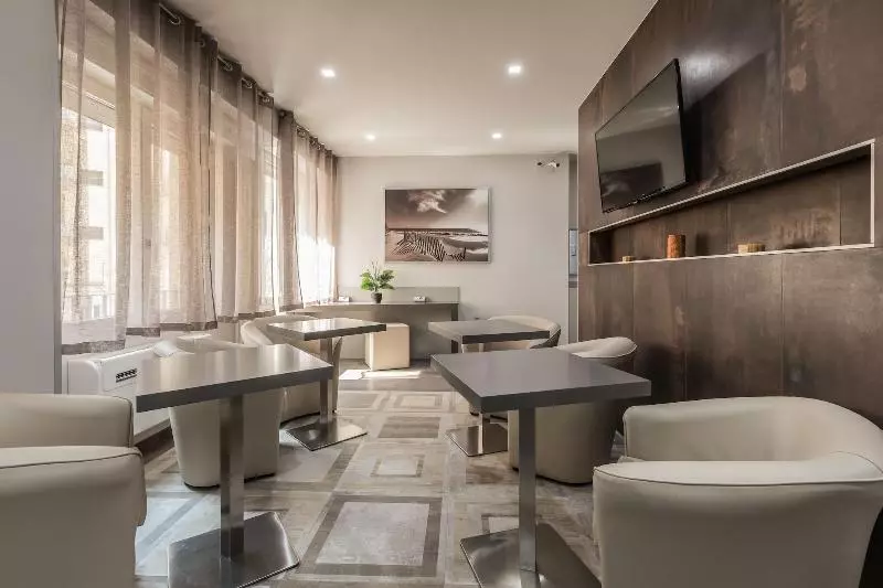 هتل Astoria Deluxe Rooms