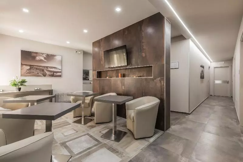 هتل Astoria Deluxe Rooms