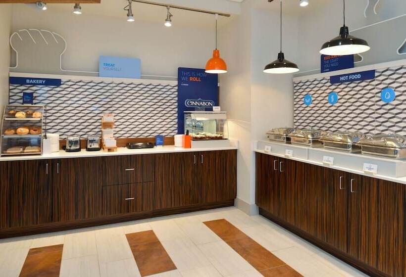 בית מלון כפרי Holiday Inn Express & Suites   Ottumwa, An Ihg