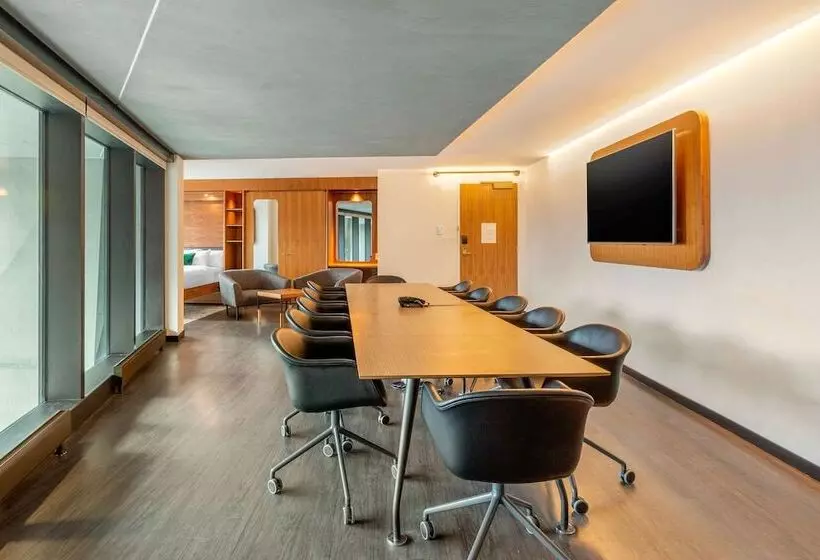 Cambria Hotel Boston Downtown   Seaport