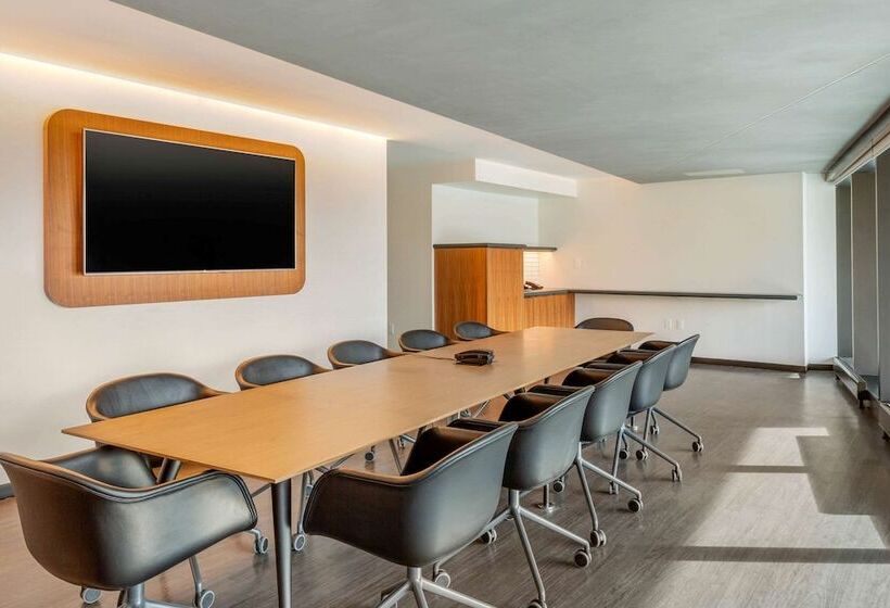 Cambria Hotel Boston Downtown   Seaport