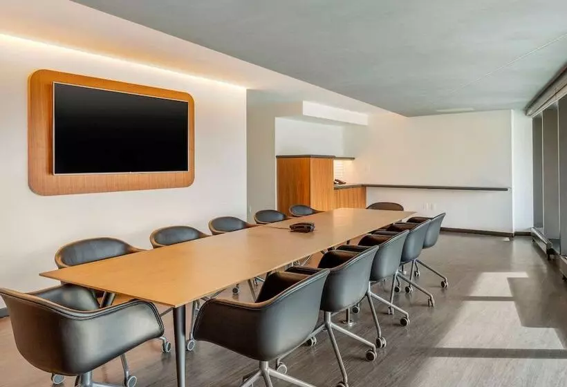 Cambria Hotel Boston Downtown   Seaport