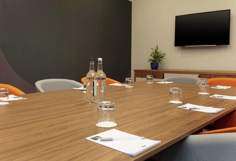 בית מלון כפרי Hampton By Hilton Edinburgh Airport