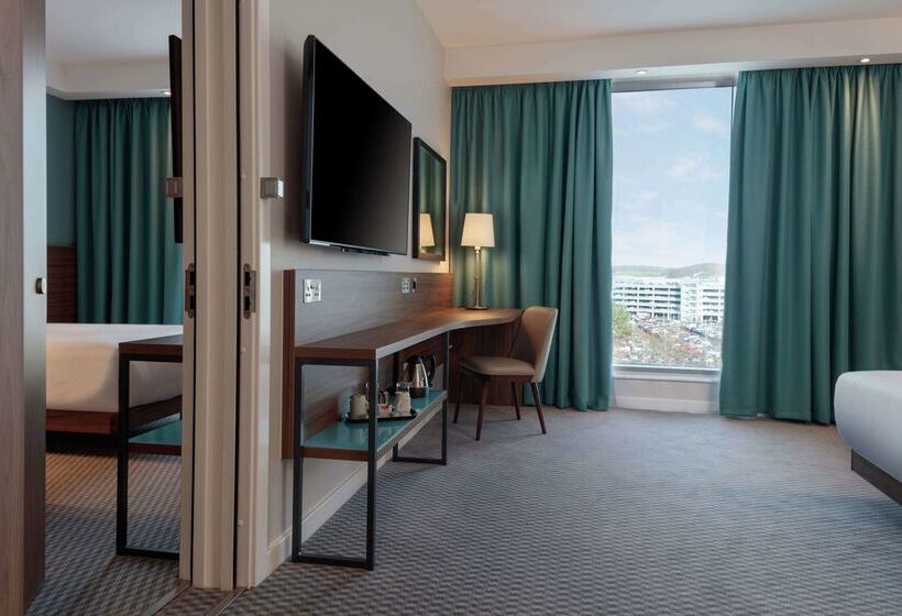 בית מלון כפרי Hampton By Hilton Edinburgh Airport