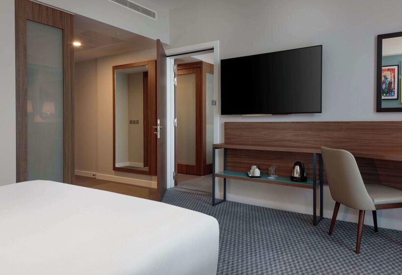 בית מלון כפרי Hampton By Hilton Edinburgh Airport