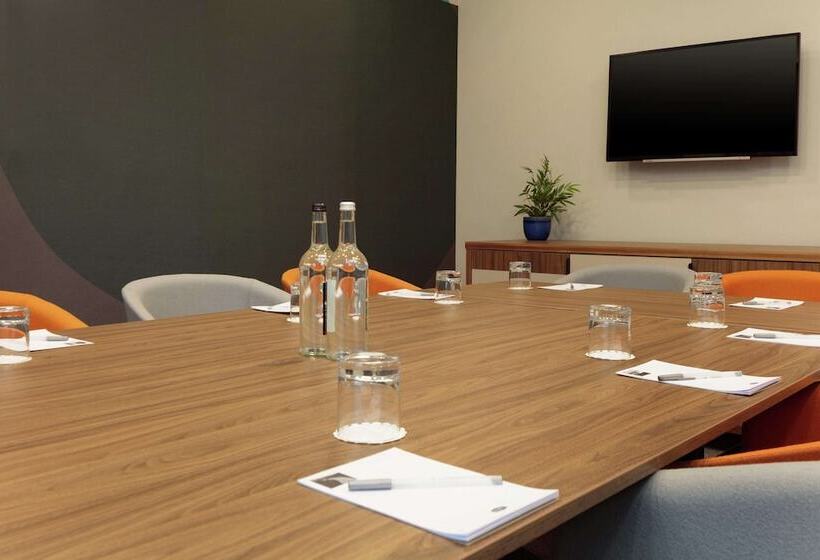 בית מלון כפרי Hampton By Hilton Edinburgh Airport