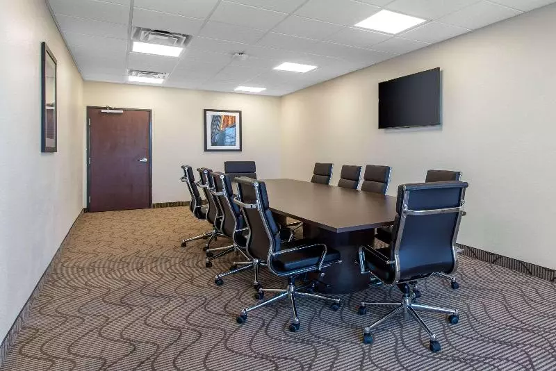 ホテル Comfort Suites Denver International Airport