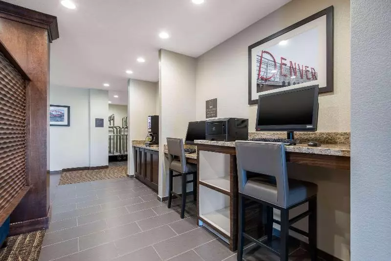 ホテル Comfort Suites Denver International Airport