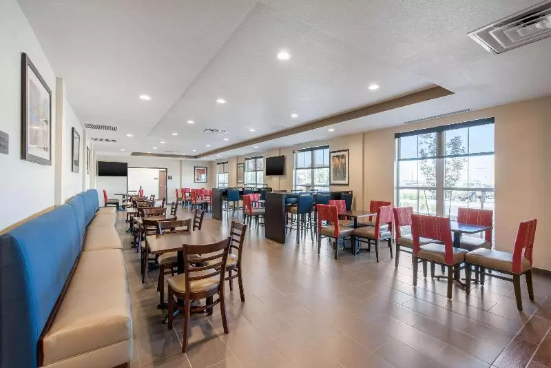 ホテル Comfort Suites Denver International Airport