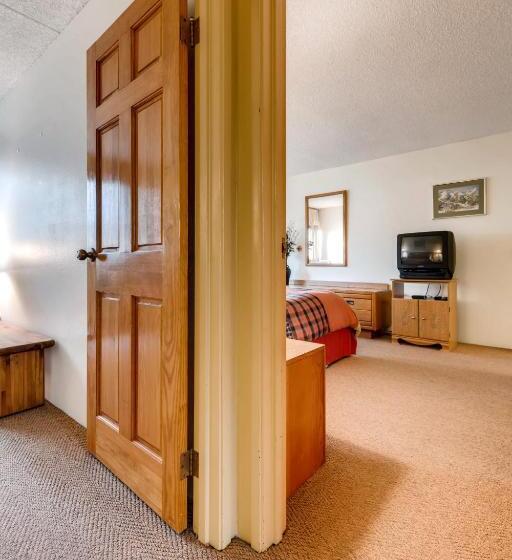 Two Bedroom 304 At Trails End