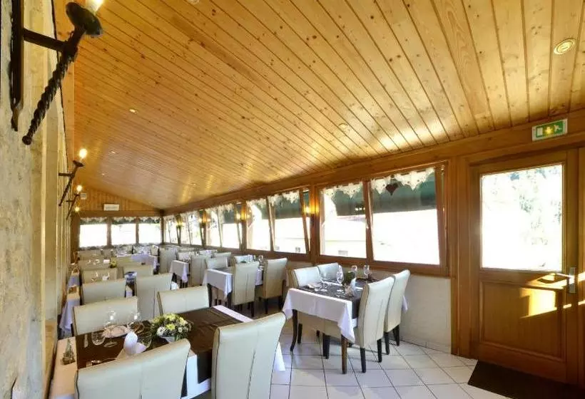 ホテル Hôtel Restaurant Le Sire De Joux
