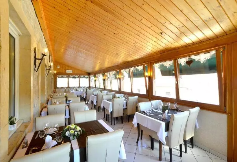 ホテル Hôtel Restaurant Le Sire De Joux