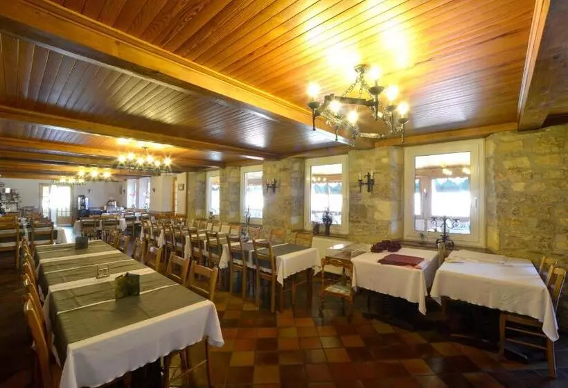 ホテル Hôtel Restaurant Le Sire De Joux