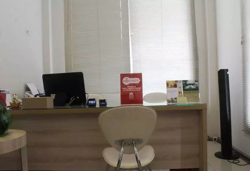 ホテル Zen Rooms Kuningan Anggrek