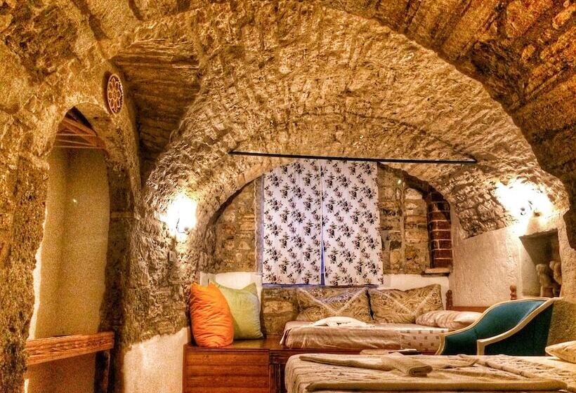 Parmis Boutique House