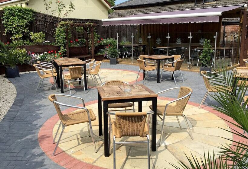 הוסטל The Walnut Tree Inn