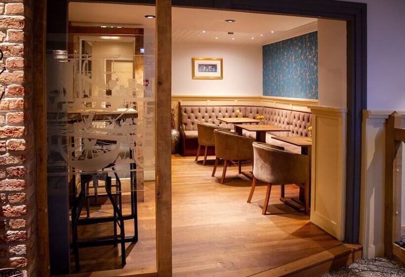 הוסטל The Walnut Tree Inn