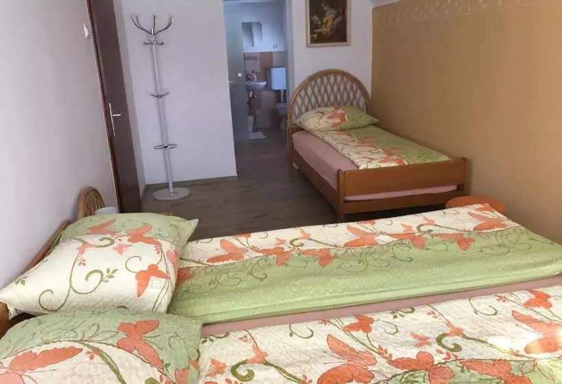 پانسیون Apartments & Rooms Preseren
