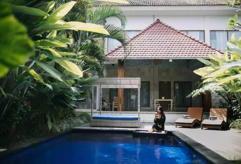 リゾートホテル Freddies Villas Ubud Bali
