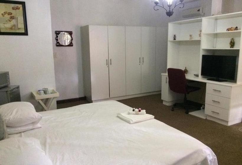 פנסיון La Familia Guest House