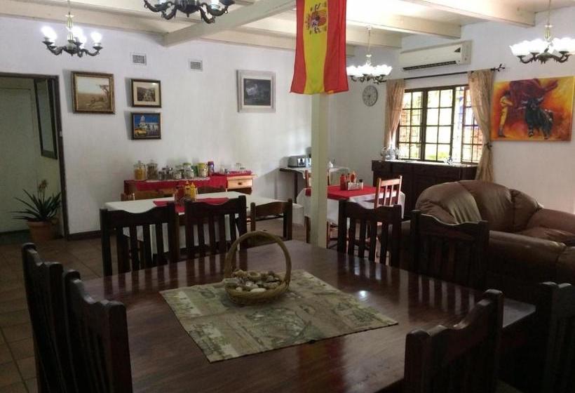 פנסיון La Familia Guest House