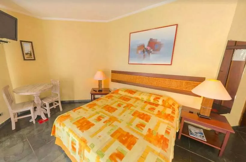 Retkeilymaja Velinn Pousada Ponta Do Pequeah