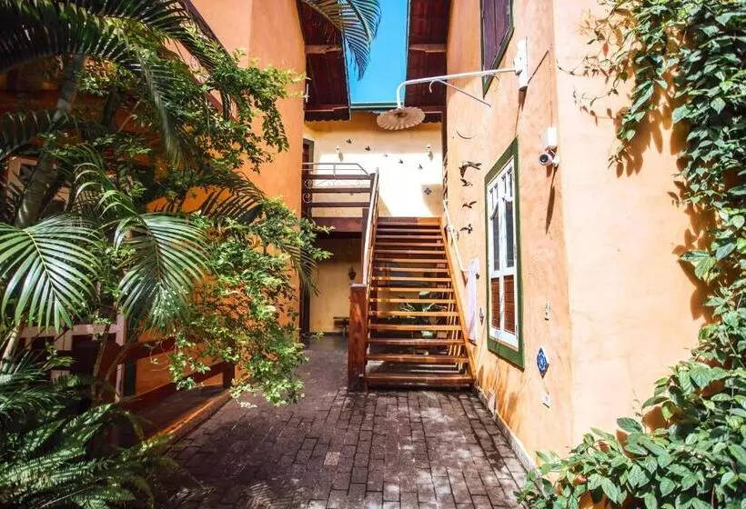 Retkeilymaja Velinn Pousada Ponta Do Pequeah