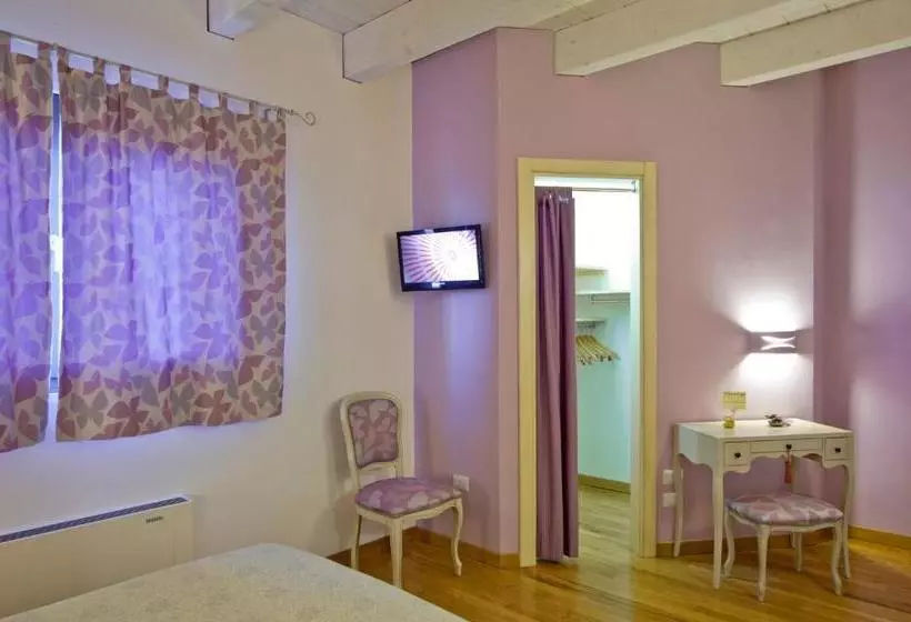 هتل L'orso E L'ape B&b
