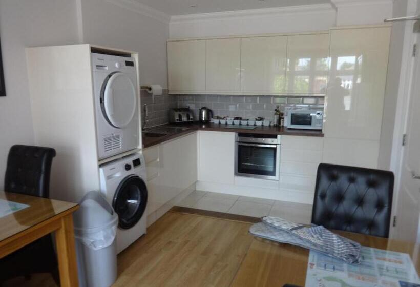 پانسیون Autumn House