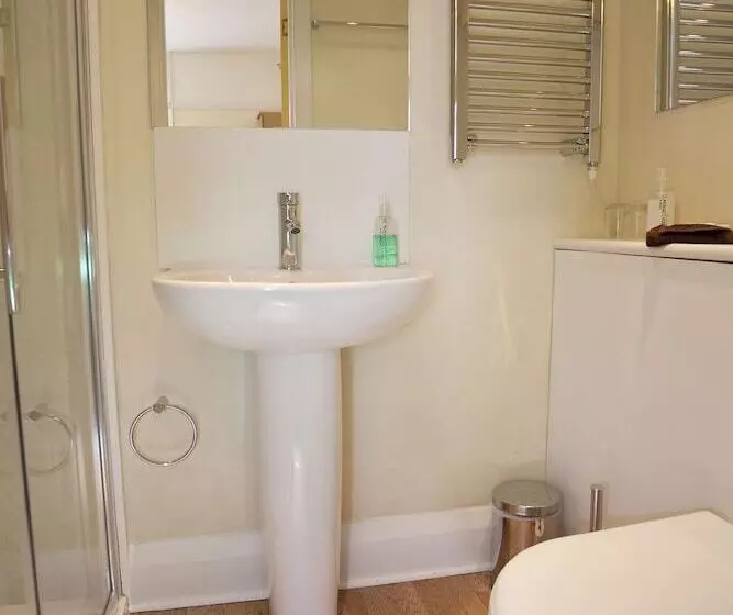 Majatalo Cranston House