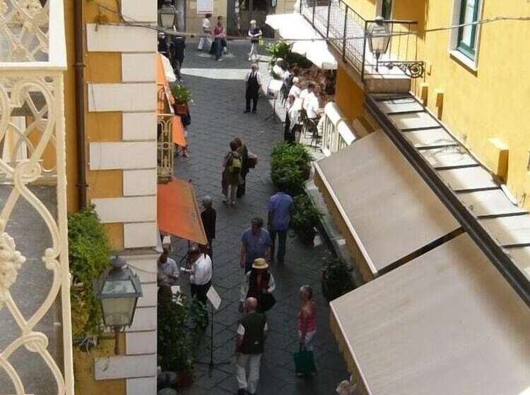 פנסיון Dolcevitasorrento Guest House