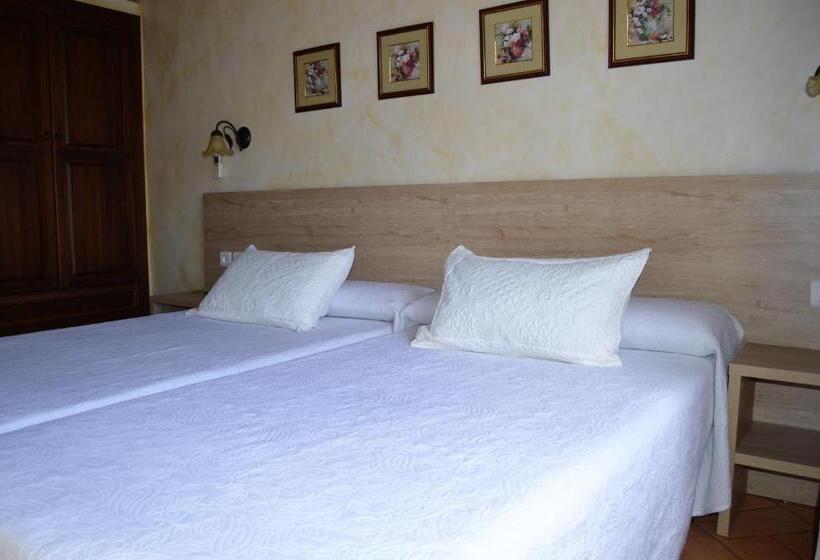 Apartamentos Turísticos   Hostal Los Alisos