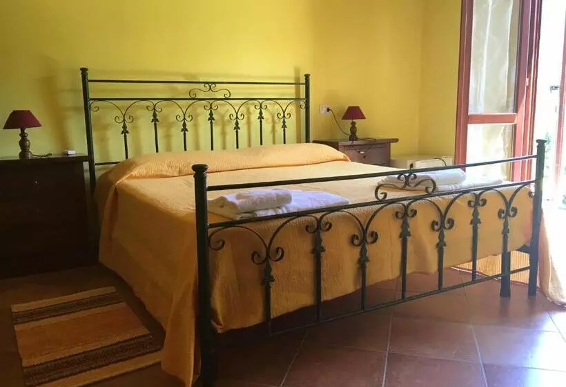 هتل Agriturismo La Grotta Del Tesoro