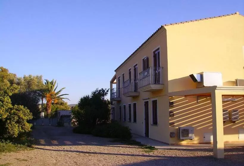 هتل Agriturismo La Grotta Del Tesoro