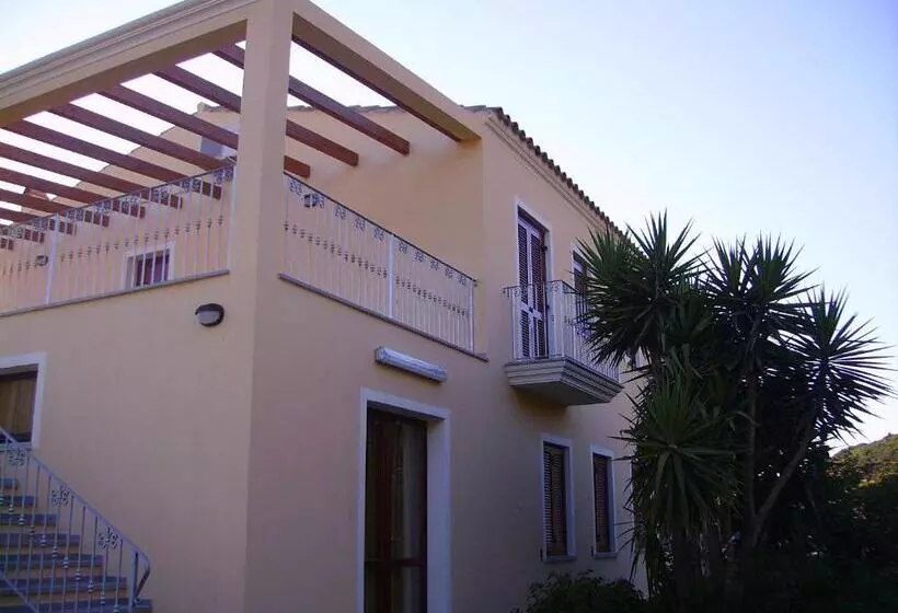 هتل Agriturismo La Grotta Del Tesoro