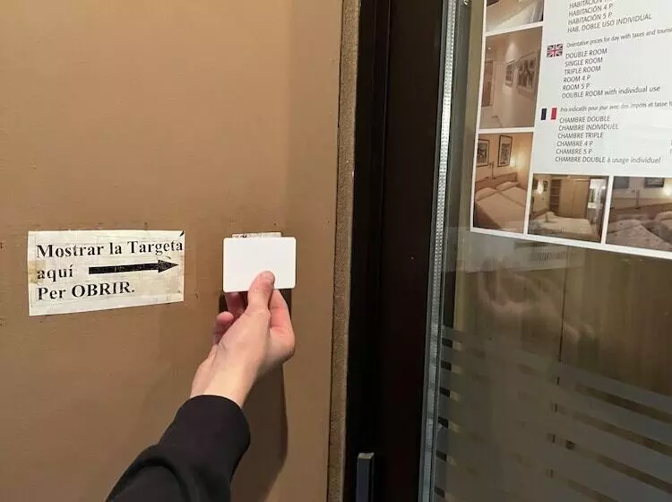 ペンション Hostal La Vila