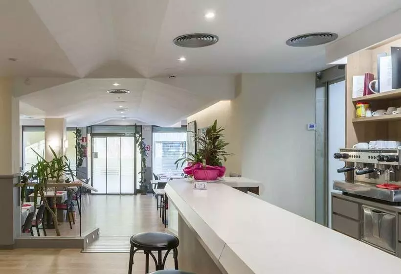 ペンション Hostal La Vila