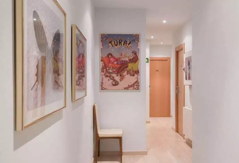 ペンション Hostal La Vila