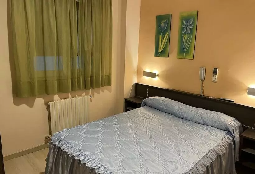 ペンション Hostal La Vila